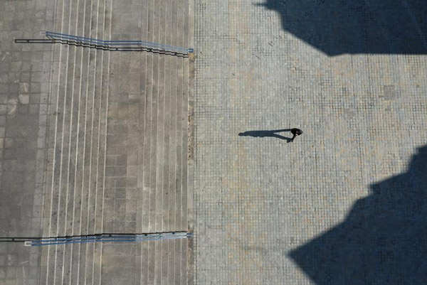 Quang cảnh trước Nhà thờ Đức Bà de la Treille, ở Lille, Pháp ngày 24/3 vắng vẻ đến đáng sợ