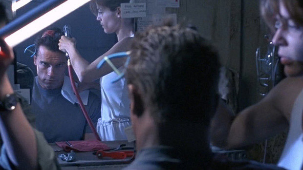 Terminator 2 (Kẻ hủy diệt): Trong cảnh này không có chiếc gương nào cả, chiếc gáy kia thực chất là một chiếc hình nộm còn Arnold ngồi đối diện camera.