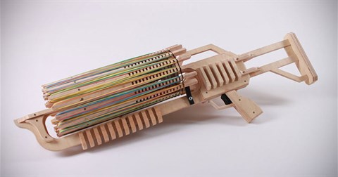 Video: Súng máy 6 nòng bắn dây thun như nã đạn thật