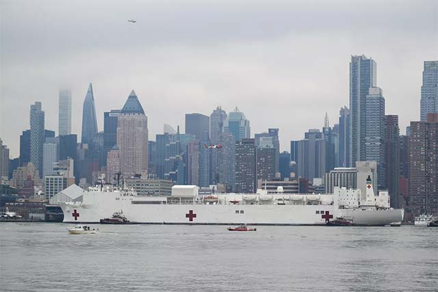 USNS Comfort cập cảng New York