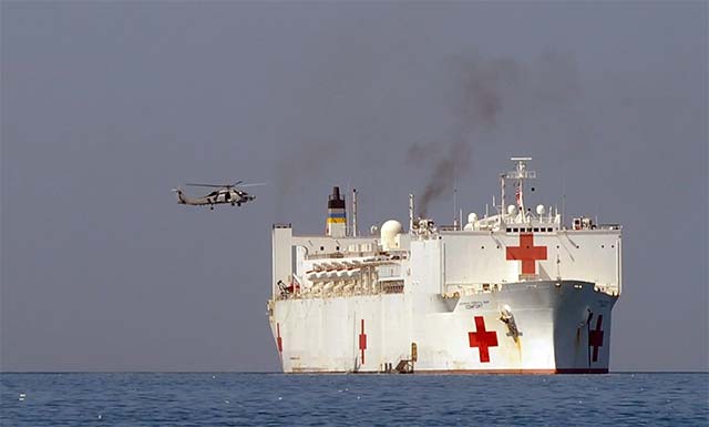 USNS Comfort ngoài khơi Haiti 2010