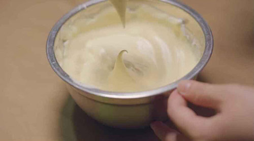 Cho đường vào lòng trắng trứng gà và đánh bông