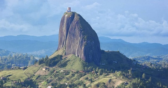 Guatape là một tảng đá nguyên khối khổng lồ