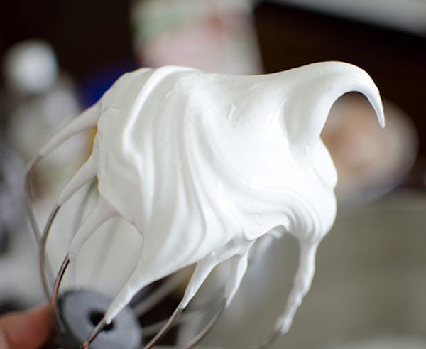 Đánh lòng trắng trứng