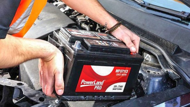 Ắc quy nước thường phải sạc lại sau một thời gian sử dung