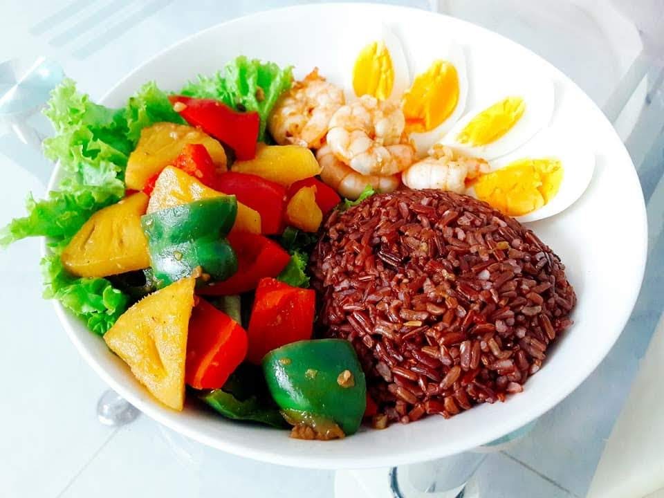 Khi ăn cơm gạo lứt nên nhai kĩ trước khi nuốt để tránh bị khó tiêu