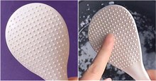 Lý do trên muôi xới cơm có các chấm tròn, 99% người dùng không biết