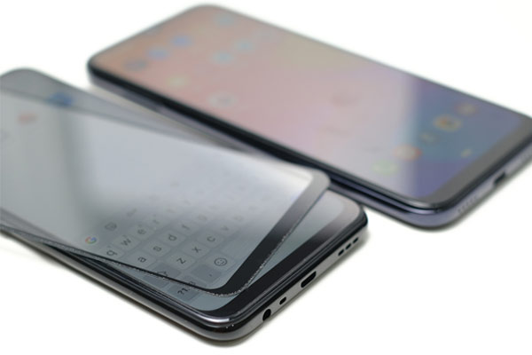 Mặt trước của cả hai máy đều được trang bị lớp kính cong 2,5D