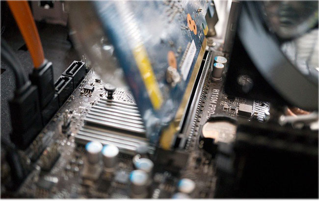 Đưa GPU mới vào khe cắm PCI-e