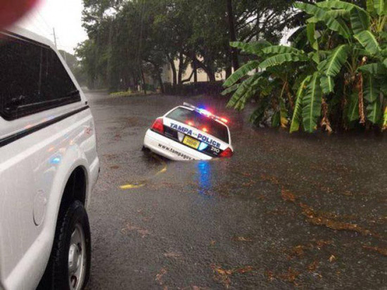 Chiếc xe ô tô gặp phải “hố tử thần” và đang chìm dần xuống dưới lòng đường?