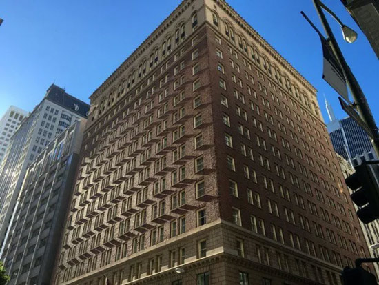 Bóng của những ô cửa sổ khiến diện mạo của tòa nhà thay đổi hoàn toàn