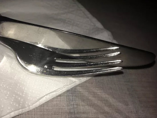 Bạn có cảm thấy hoa mắt, chóng mặt khi nhìn vào chiếc dĩa và con dao trong bức ảnh