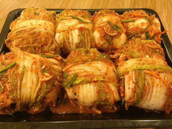 Phết sốt lên cải thảo