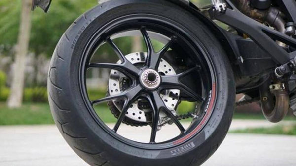 Lốp sau của xe máy thường rộng hơn lốp trước