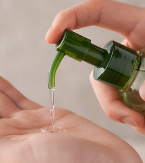 Làm sạch vết son môi bằng dầu tẩy trang