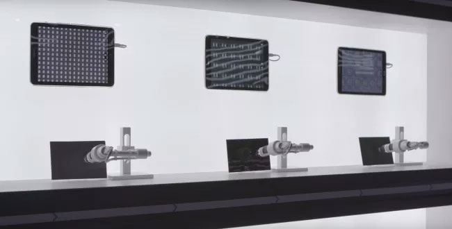 Đèn LED thông thường (trái) so với các mô-đun nhỏ hơn cho OLED (giữa) và MicroLED (phải)