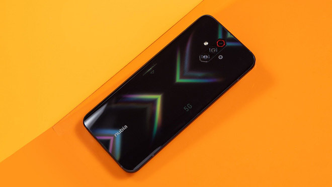 Mặt lưng của Nubia Play 5G được thiết kế độc đáo với các họa tiết gradient hình chữ X