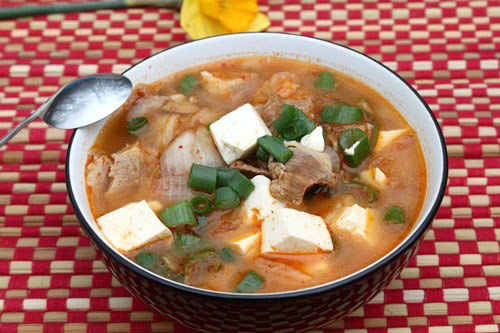 Canh kim chi đậu hũ, thịt ba chỉ