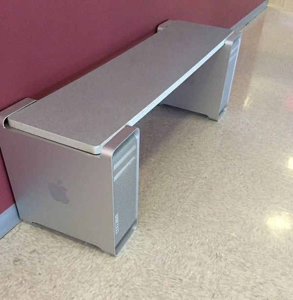 Hai thùng Mac Pro được tận dụng làm chân bàn