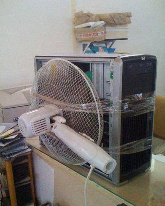 Game thủ tận dụng chiếc quạt quây để phả gió vào cho bộ case PC có vấn đề về tản nhiệt