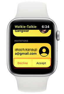 Biểu tượng chuyển sang màu vàng khi bật Walkie-Talkie và màu xám khi tính năng này tắt