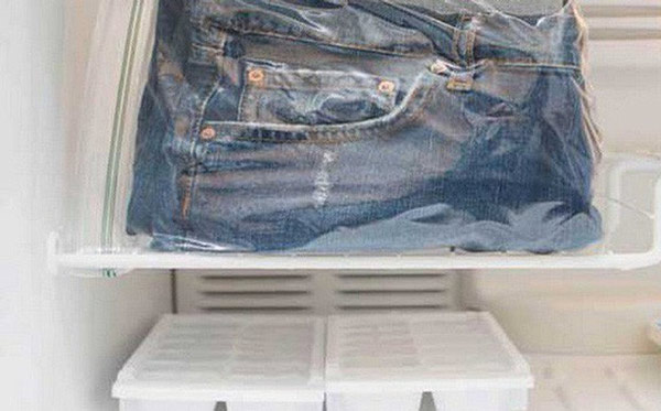 Cho quần jeans vào ngăn đá tủ lạnh