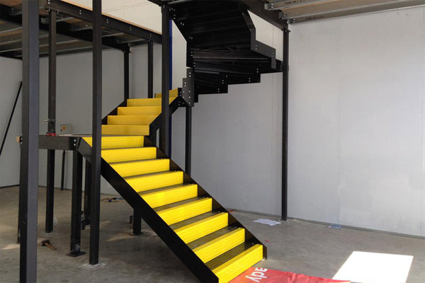 Cầu thang kim loại với uốn khúc ấn tượng