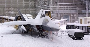 Video: Cận cảnh màn tra tấn máy bay dưới bão băng và bão cát của Không quân Mỹ