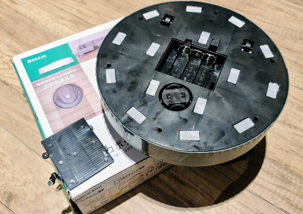 Robot hút bụi mini không có cảm biến hay radar. Ảnh: Tuấn Anh.