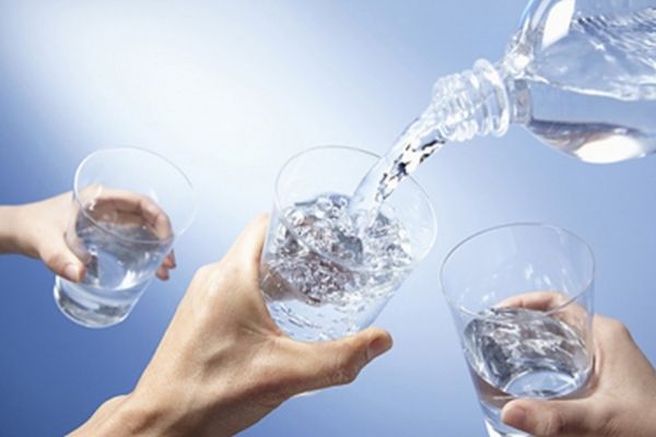 Uống đủ nước trong những ngày nắng nóng là rất quan trọng