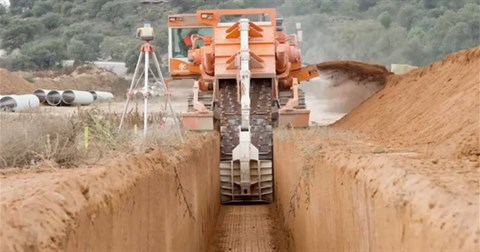 Video: Cận cảnh cỗ máy ‘quái vật’ đào kênh mương sâu 5,5m chỉ trong vài phút