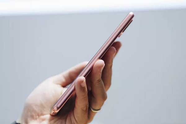 Cạnh phải của Bphone B86 không có bất kỳ một phím bấm nào