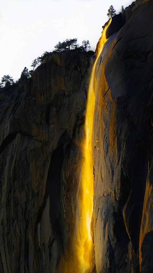 Thác nước Horsetail tại công viên quốc gia Yosemite, thuộc bang California (Mỹ) "bốc lửa" vào lúc hoàng hôn