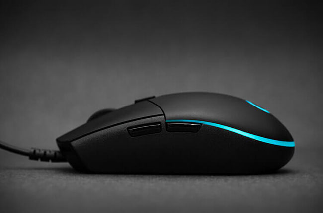 Logitech G102 được phân loại là chuột cỡ trung bình