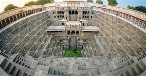 Khám phá Chand Baori, giếng cổ bậc thang nghìn năm như mê cung dưới lòng đất ở Ấn Độ