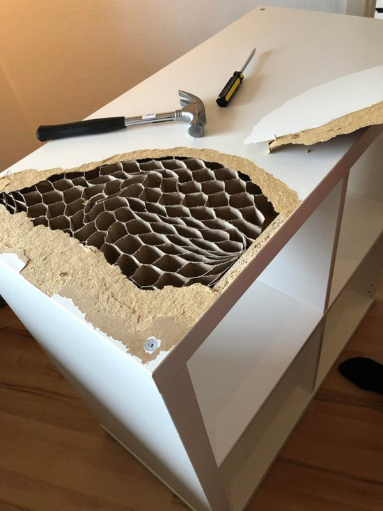 Phía bên trong của một giá sách đến từ IKEA