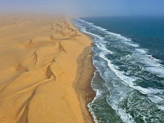 Sa mạc Namib ở Namibia, nơi tiếp giáp với biển Đại Tây Dương, một khung cảnh đẹp như tranh vẽ