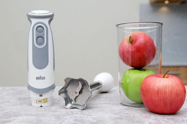 Máy có thiết kế nhỏ gọn, chắc chắn, lưỡi dao thép không gỉ