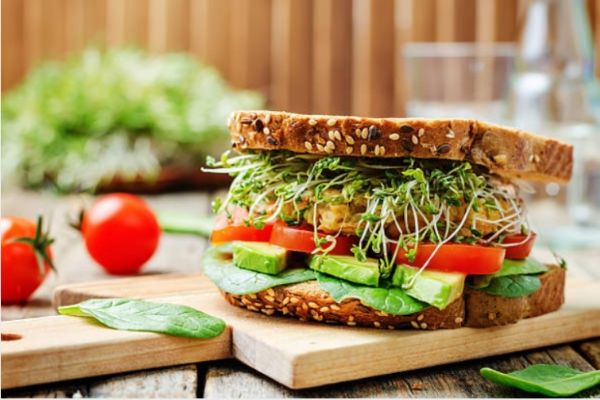 Bánh mì gà rau củ