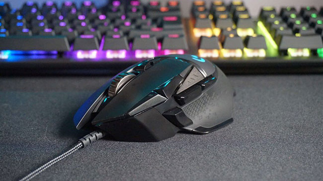 Logitech G502 Hero là một con chuột cỡ lớn