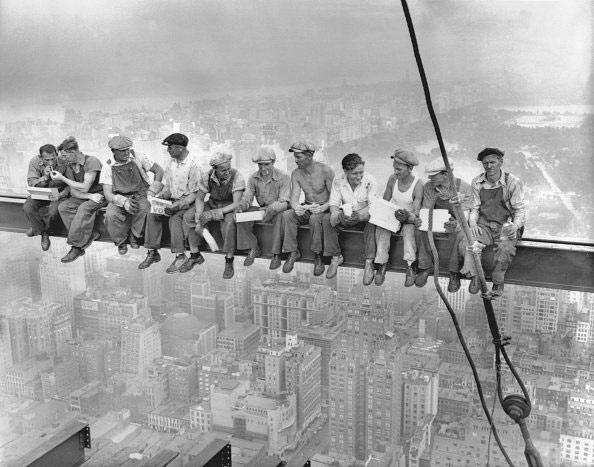Các công nhân đang ăn trưa trên đỉnh một công trình ở Manhattan
