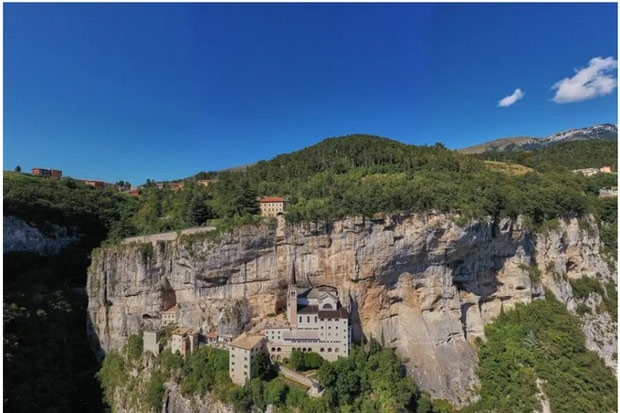 Tu viện Santuario Madonna della Corona