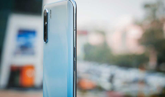 Cụm camera sau bị lồi ra của Oppo F15