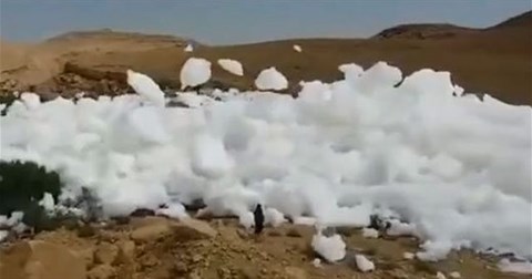 Hiện tượng kỳ lạ: Những đám mây trăm tấn rơi trên trời xuống đất, bay cách đầu người 1m