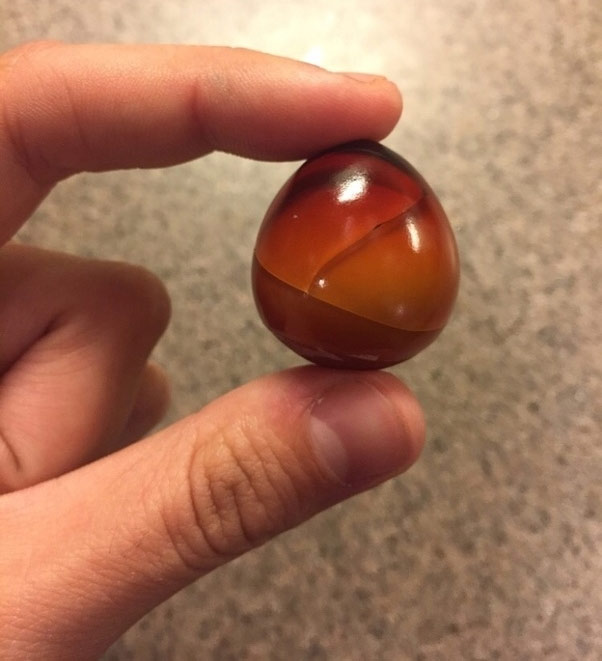 Đây là một quả trứng luộc sau khi đặt trong tủ lạnh 1 năm trời