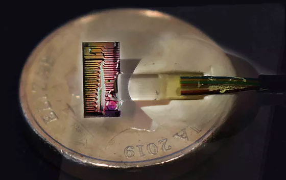 Chip micro-comb đang được lắp đặt thử nghiệm trong cơ sở hạ tầng liên kết các trường đại học ở Melbourne. Kích thước của nó trong thử nghiệm chỉ là 5x9mm.