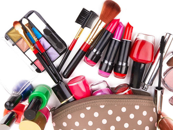 Không để mỹ phẩm trong cốp xe