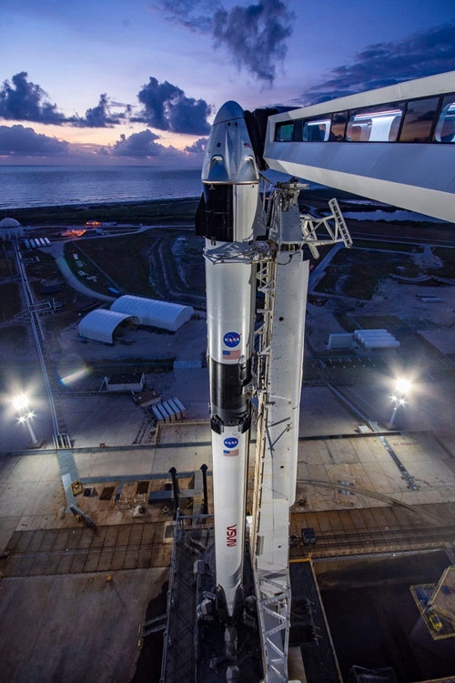 Tàu con thoi Crew Dragon (phần trên) và tên lửa phóng Falcon 9 tại bãi phóng ở Florida ngày 23-5. Ảnh: SPACEX