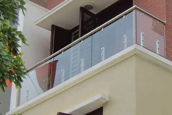 Lan can kính cường lực ban công