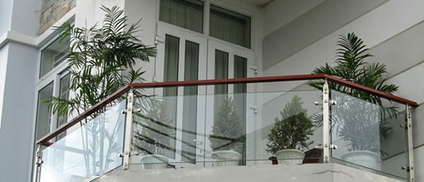 Lan can ban công kính cường lực 